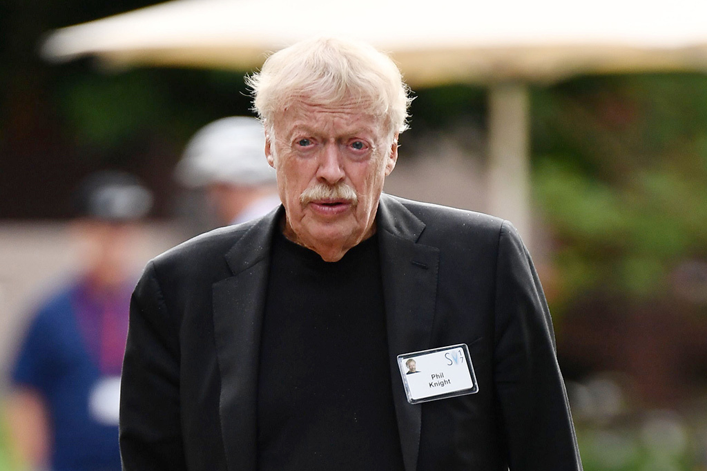 Verplicht partij Interactie Phil Knight Biography: Success Story of Nike Chairman and Co-founder